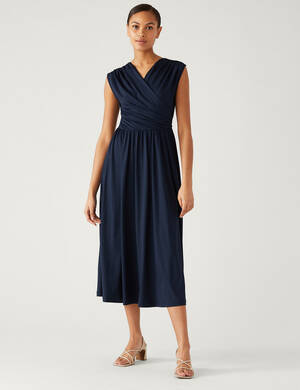 marksandspencer_SS23_T69_1720_zerzejove zavinovaci midi saty_cerna_1299Kc_modelka.jpg
